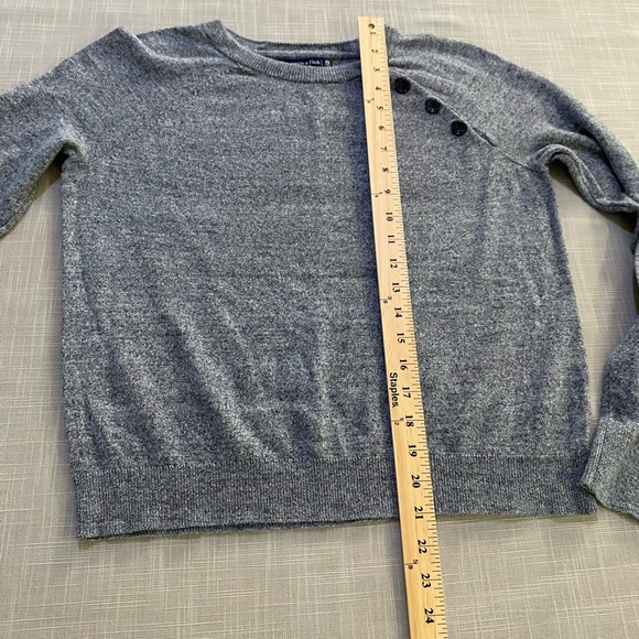Abercrombie & Fitch sweater with button details. Woman’s size XSmall - Picture 7 of 14
